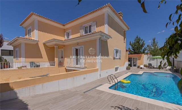 House V4 Modern in urbanization Setúbal - balcony, fireplace, air conditioning, quiet area, alarm, garage, swimming pool