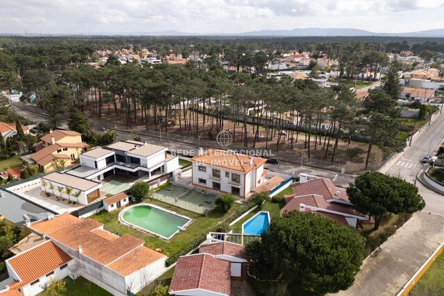 House Luxury Verdizela Corroios Seixal - barbecue, swimming pool, store room, equipped kitchen, alarm, fireplace, automatic irrigation system, garden