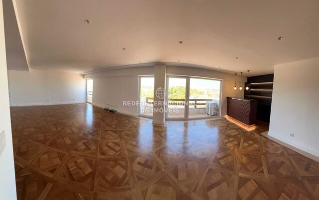 Apartamento novo no centro T4 Estrada da Luz Lisboa - condomínio fechado, garagem, parqueamento, chão flutuante, ar condicionado, vidros duplos, piscina, ténis, jardim, varandas, arrecadação