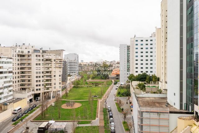 Apartment T3 Renovated Campolide Lisboa - balcony, air conditioning, parking lot, balconies