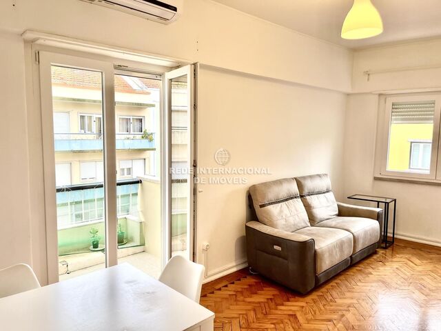 Apartamento T2 Lisboa - arrecadação, varandas