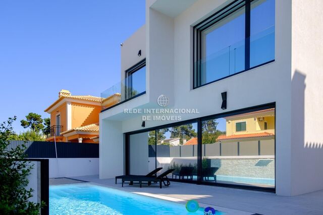 House 4 bedrooms Luxury near the beach Aroeira Charneca de Caparica Almada - balcony, swimming pool, solar panels, parking lot, garage, air conditioning, alarm, barbecue, garden, balconies