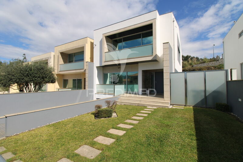 House V3 Modern Macieira da Maia Vila do Conde - heat insulation, garden, attic, solar panels, alarm, double glazing, balcony, equipped kitchen, air conditioning, barbecue, swimming pool, garage