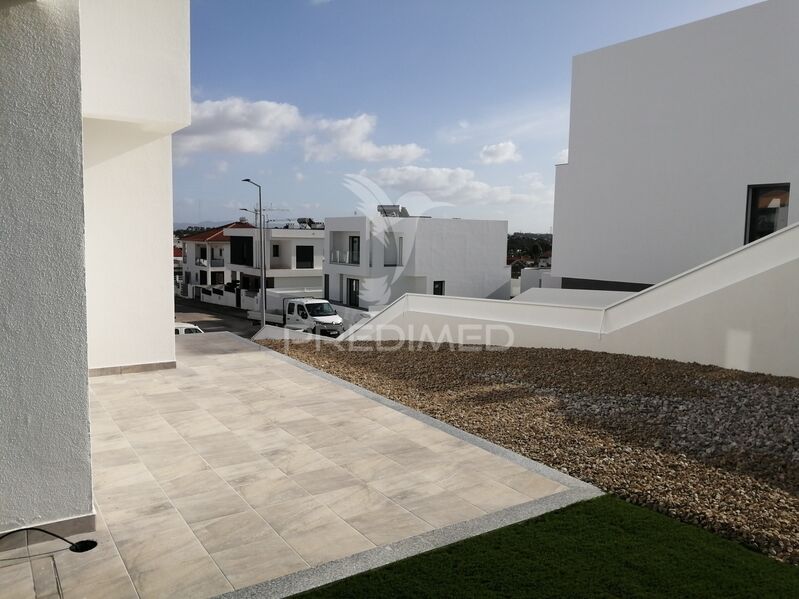 House 4 bedrooms Semidetached Corroios Seixal - garage, equipped, barbecue, swimming pool