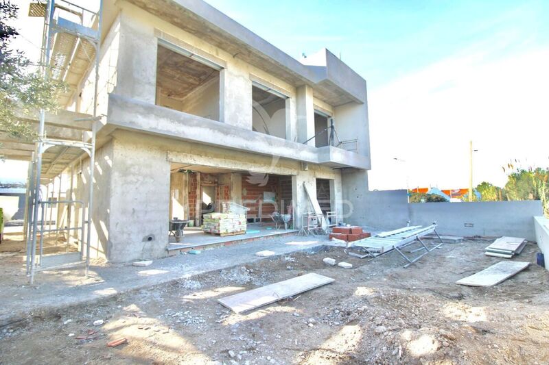 House V4 nouvelle under construction Amora Seixal - double glazing, balcony, solar panels, garden, barbecue, air conditioning, equipped kitchen, swimming pool