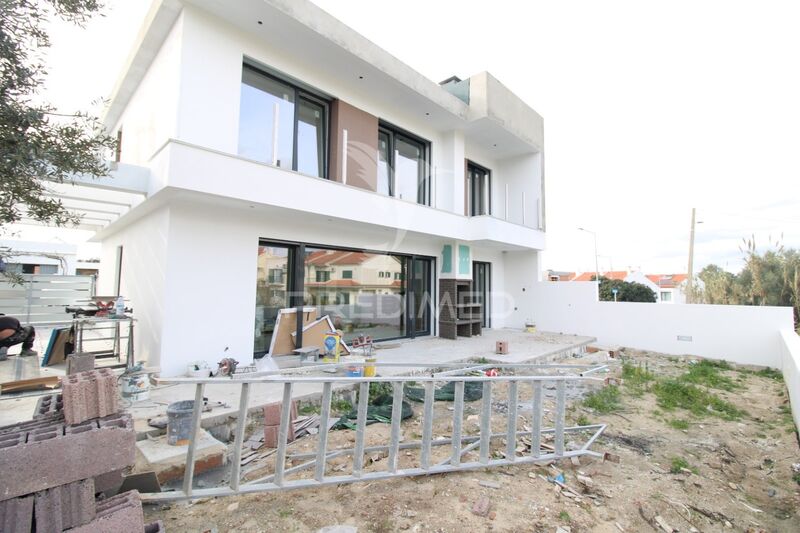 House 4 bedrooms new under construction Amora Seixal - double glazing, balcony, solar panels, garden, barbecue, air conditioning, equipped kitchen, swimming pool