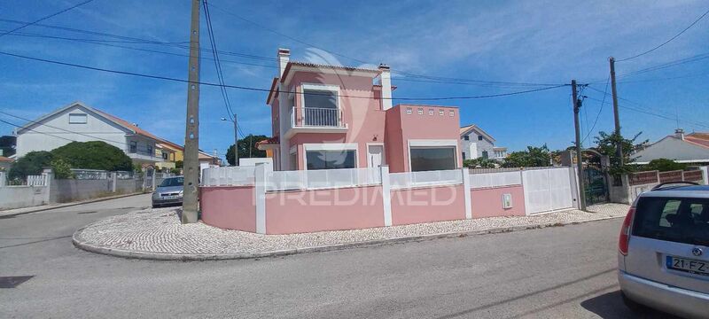 House 4 bedrooms Almada - terrace, green areas, balcony, double glazing, garden, swimming pool, attic, barbecue, plenty of natural light, garage