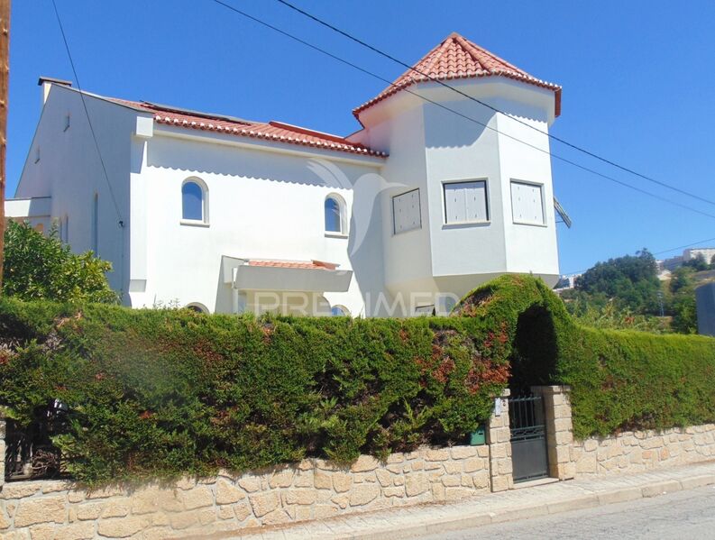 Villa V8 in the center Lordelo Vila Real - balconies, fireplace, garage, central heating, attic, automatic gate, garden, solar panels, balcony