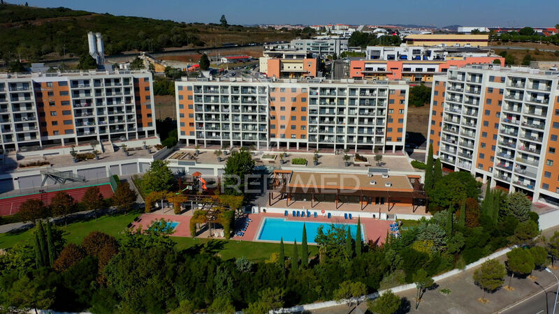 Apartamento Moderno T2 Oeiras - varanda, ténis, jardins, vidros duplos, aquecimento central, piscina, ar condicionado, condomínio privado, caldeira, parque infantil