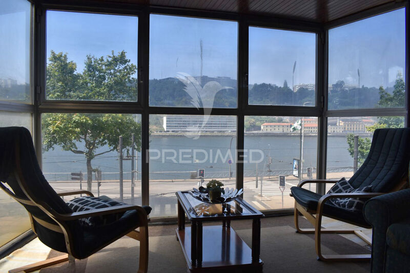 Apartment 3 bedrooms in the center Porto - furnished, balcony