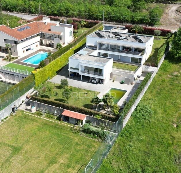 House V4 Luxury Barco Guimarães - plenty of natural light, double glazing, balcony, barbecue, garage, automatic irrigation system, fireplace, air conditioning, terrace, underfloor heating, swimming pool, solar panels, garden