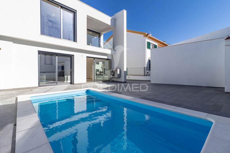 House 3 bedrooms new Barreiro - equipped kitchen, garage, terrace, swimming pool