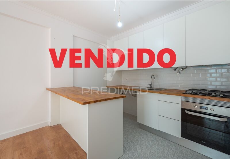 Apartment T1 Refurbished spacious Almada - marquee, kitchen, lots of natural light, 2nd floor