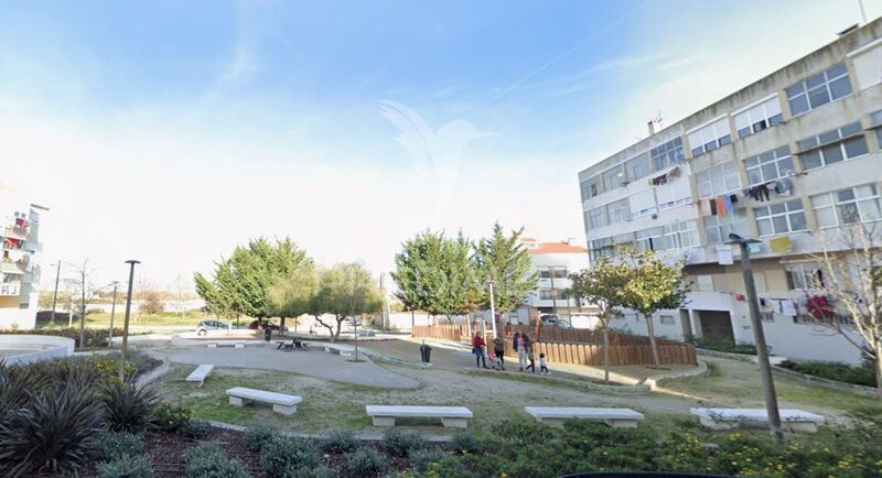 Apartamento T2 Barreiro - muita luz natural, varandas, marquise, zonas verdes