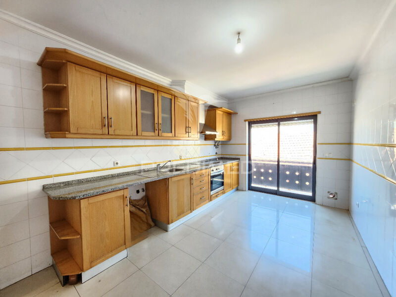 Apartment 2 bedrooms Moita - fireplace, store room, double glazing, garage, kitchen