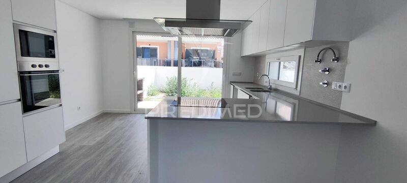 House 4 bedrooms new Fernão Ferro Seixal - double glazing, heat insulation, solar panels, garage, plenty of natural light, fireplace