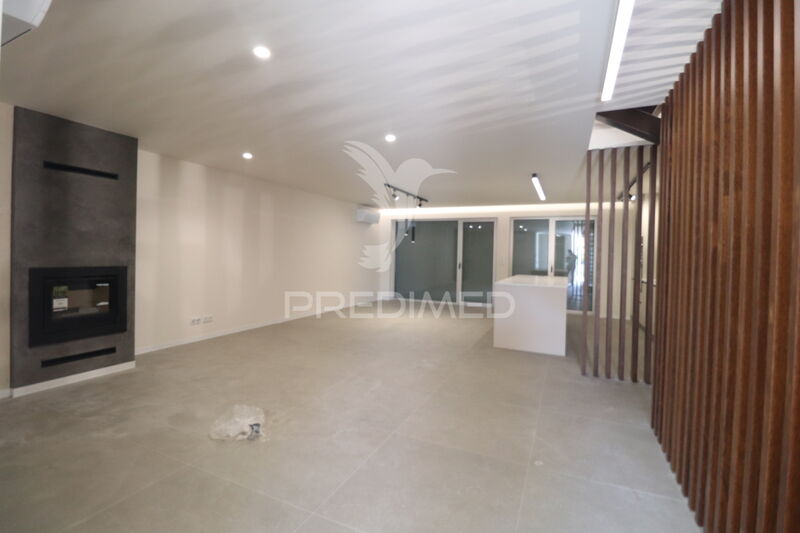 House 3 bedrooms new townhouse Palmeira Braga - air conditioning, automatic gate, equipped kitchen, garage