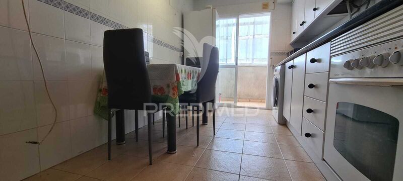 Apartment 3 bedrooms Renovated excellent condition Santo António da Charneca Barreiro - barbecue, garage, marquee, thermal insulation, store room, double glazing, equipped