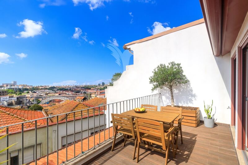 Apartment in the center T2 Porto - 3rd floor, double glazing, terrace, furnished, central heating, kitchen