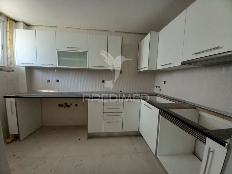 Apartment 4 bedrooms Refurbished Montijo - double glazing, great location