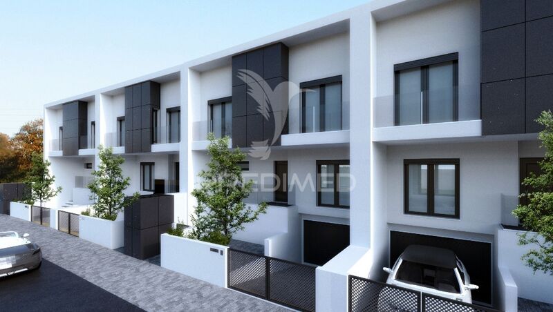 House new townhouse 4 bedrooms Alcochete - terrace, balcony, air conditioning, double glazing, solar panels, swimming pool, garage, garden, equipped kitchen, parking lot