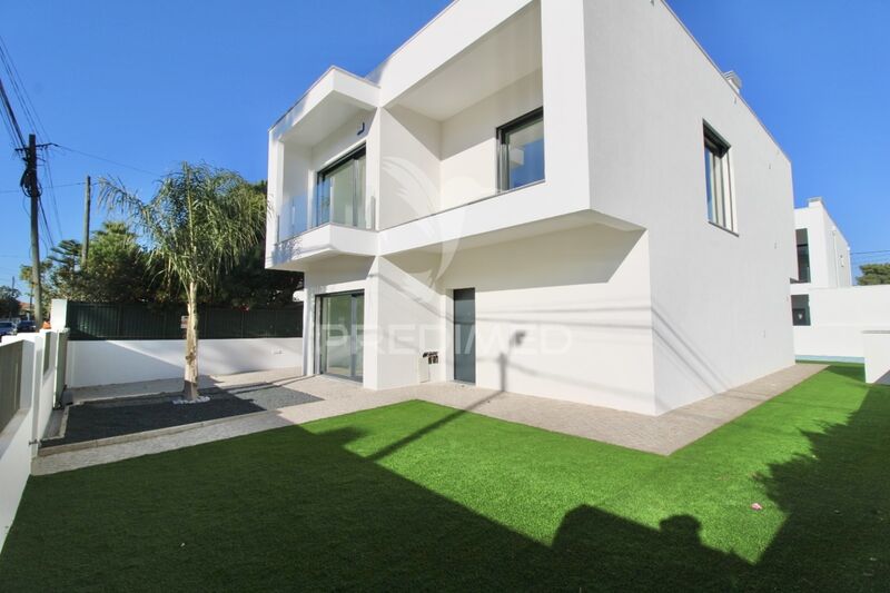 House V4 Isolated Almada - double glazing, garden, garage, barbecue, balcony, solar panels, swimming pool, parking lot, fireplace