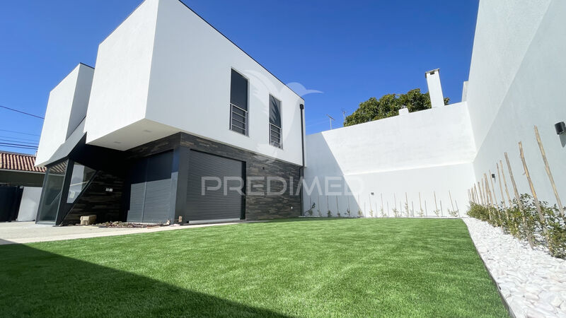 Moradia V3 de luxo para renovação São Domingos de Rana Cascais - ar condicionado, jardim, ténis, rega automática, isolamento térmico, mobilado