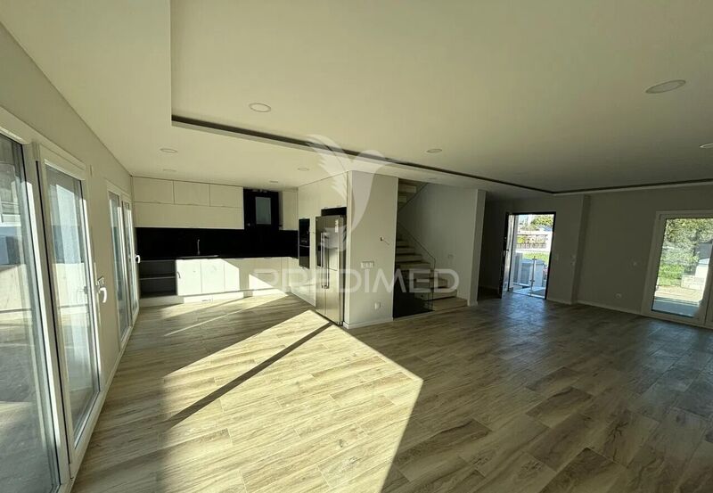 House 4 bedrooms Modern townhouse Alcochete - garage, balcony, swimming pool