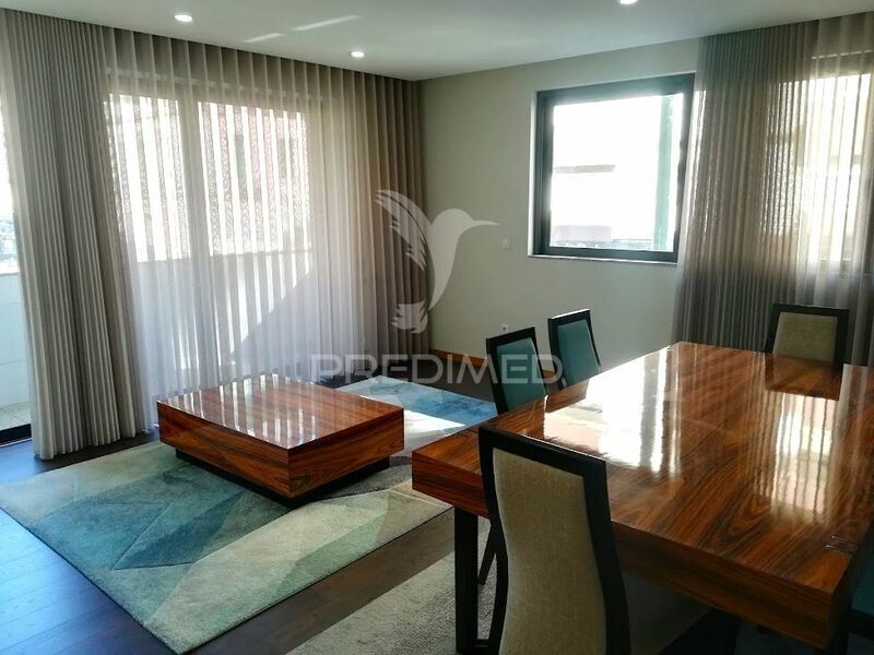 Apartment 2 bedrooms excellent condition Porto - central heating, garage, solar panels, double glazing, parking space, balcony