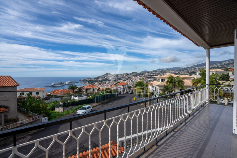 Moradia V4 Santa Maria Maior Funchal - vista magnífica, piscina, terraço, jardim, varanda, muita luz natural, garagem