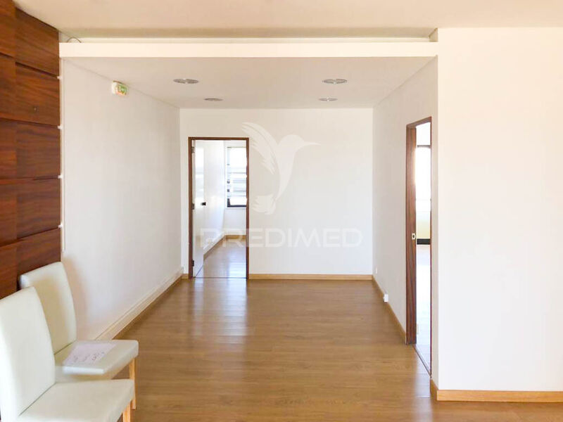 Office well located Faro - parking space, air conditioning, garage