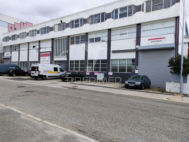 Armazém Industrial com 2611.80m2 Loures