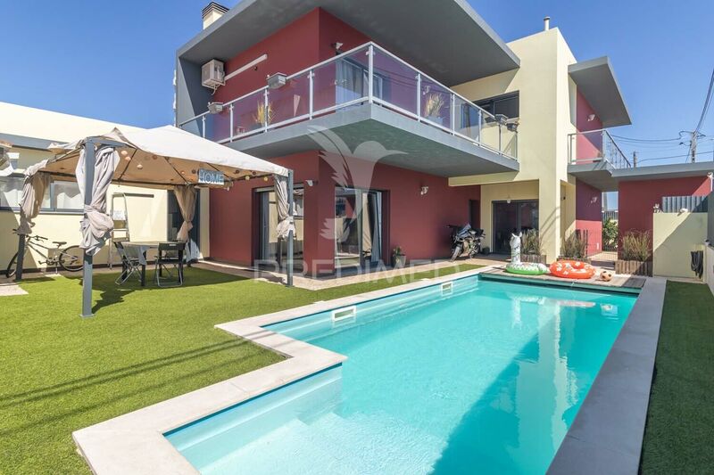 House Luxury V4 Fernão Ferro Seixal - garage, balcony, underfloor heating, double glazing, swimming pool, balconies, equipped, fireplace, barbecue, garden, heat insulation