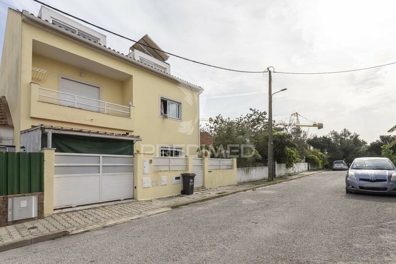 House excellent condition V4 Barreiro - balcony, balconies, equipped kitchen, parking lot, swimming pool, solar panel, fireplace, backyard, attic