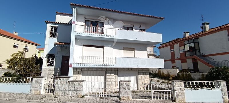 House 4 bedrooms well located Moita - equipped, balcony