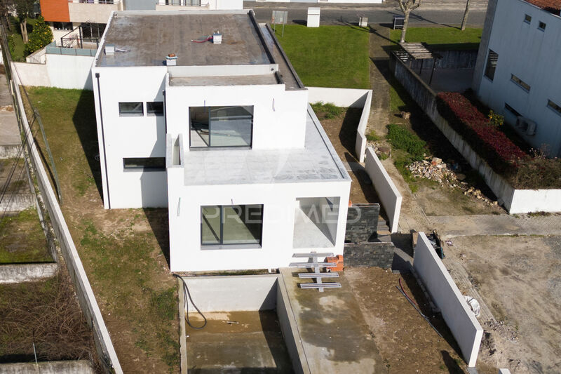 House V3 nueva to renew Braga - swimming pool, underfloor heating, automatic irrigation system, air conditioning, garage