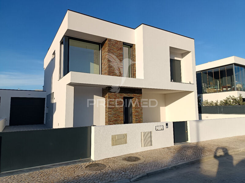 House new 3 bedrooms Setúbal - solar panels, swimming pool, parking lot, balcony, air conditioning, garden, double glazing, barbecue, garage, equipped kitchen