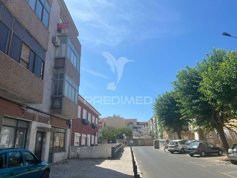 Apartment 3 bedrooms Barreiro - marquee, kitchen, 3rd floor, balcony, garden