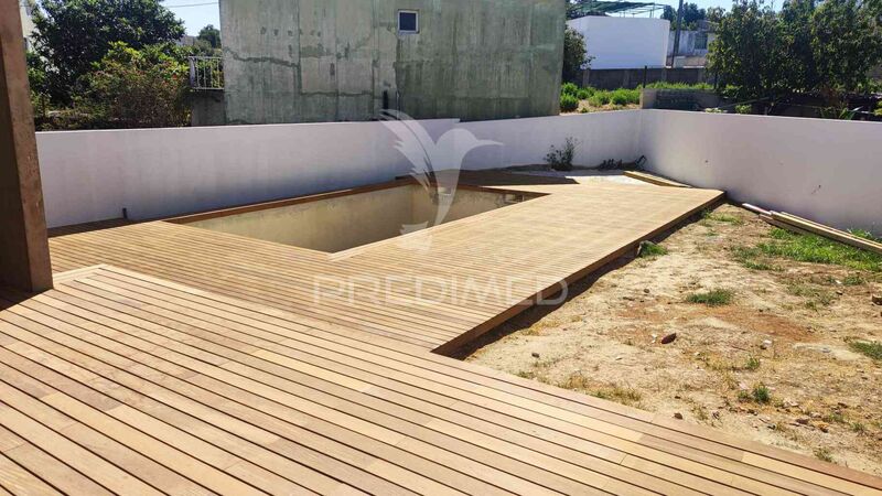 Moradia V4 Isolada Almada - painéis solares, piscina, isolamento térmico, bbq, piso radiante, jardim