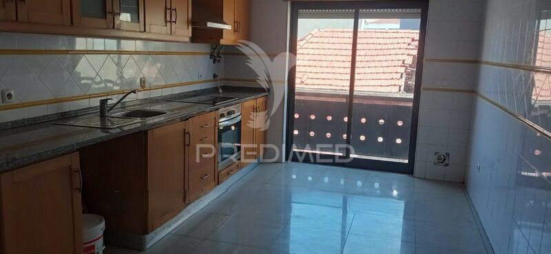 Apartment T2 Modern well located Moita - balcony, garage, thermal insulation, attic, store room, equipped