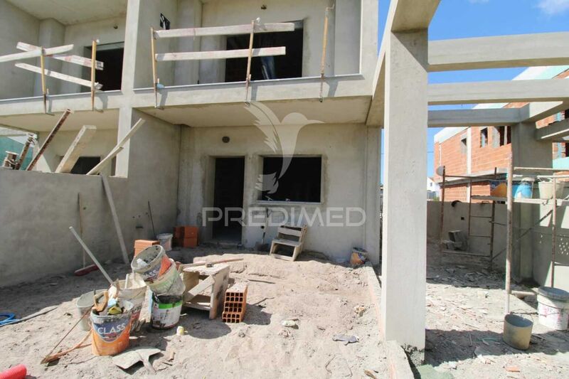 House V3 nouvelle under construction Fernão Ferro Seixal - solar panels, heat insulation, backyard, barbecue, balcony, plenty of natural light, double glazing, fireplace