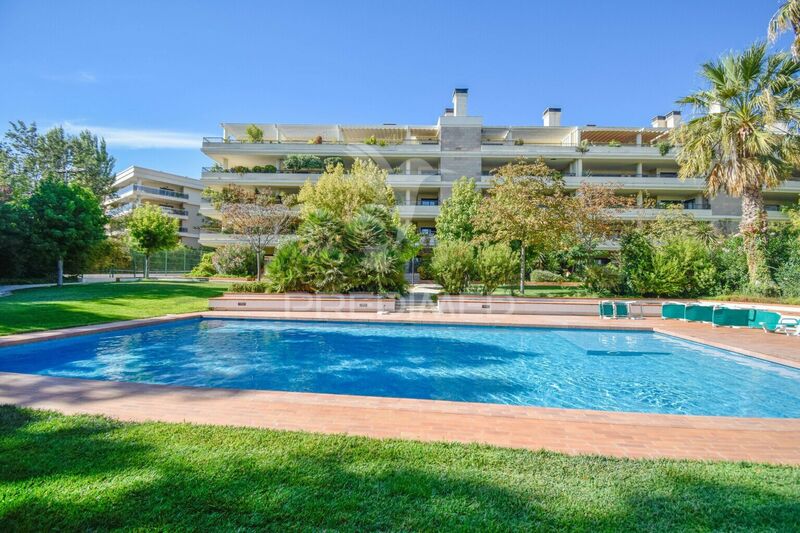 Apartamento T4 bem localizado Póvoa de Santa Iria Vila Franca de Xira - terraço, ar condicionado, sauna, ténis, arrecadação, piscina
