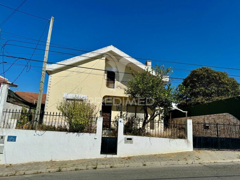 House Isolated V3 Corroios Seixal - garage, barbecue, terrace, fireplace