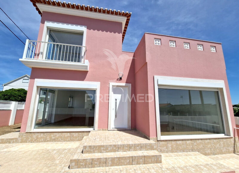 Moradia V3 de luxo em bom estado Almada - equipado, portão automático, terraço, bbq, ar condicionado, vidros duplos, arrecadação, isolamento térmico, sótão, piscina