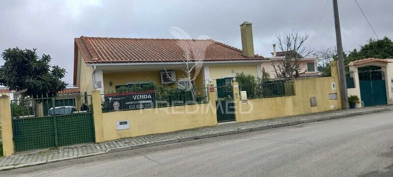 House Single storey V2 Fernão Ferro Seixal - garage, garden, attic