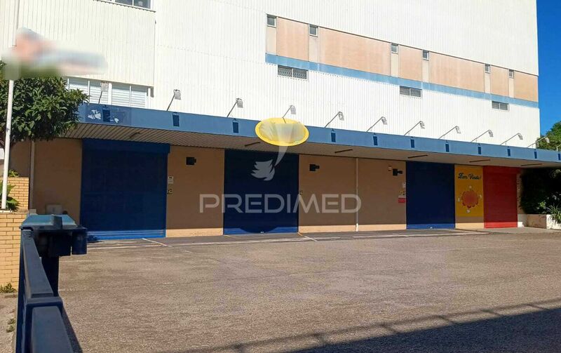 Armazém Industrial com 1000m2 Loures - estacionamento