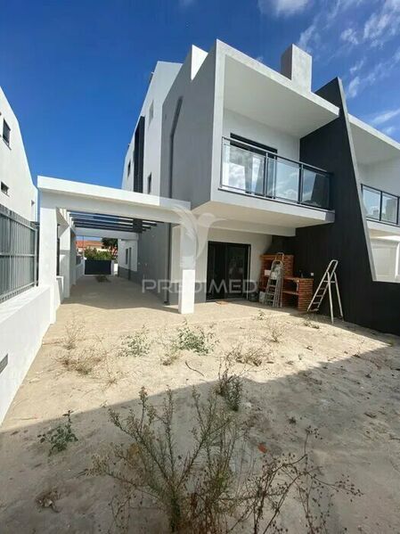 House V3 Semidetached Fernão Ferro Seixal - excellent location, garage, backyard, barbecue, balcony