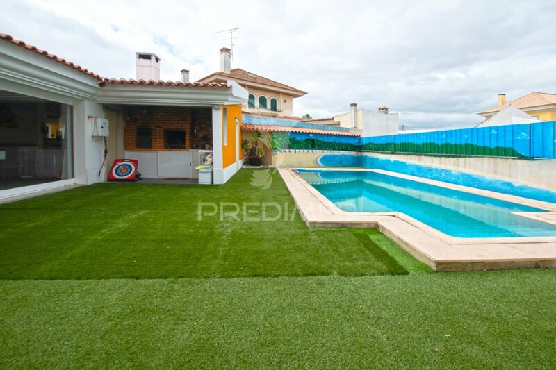 House V4 Setúbal - fireplace, barbecue, alarm, central heating, double glazing, solar panel, terrace, solar panels, equipped, balcony, swimming pool, air conditioning