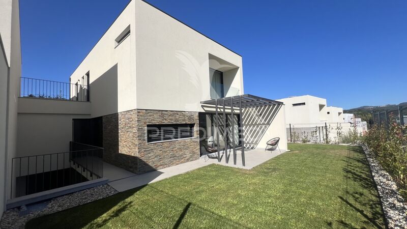 House new 3 bedrooms Palmeira Braga - video surveillance, swimming pool, garden, air conditioning, alarm, underfloor heating, double glazing, automatic irrigation system