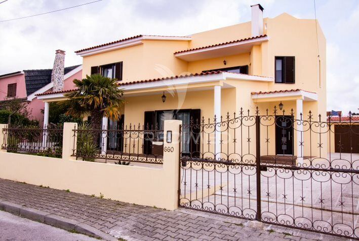 House Renovated well located V4 Fernão Ferro Seixal - garage, garden, swimming pool, central heating